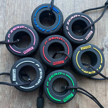 Lot de 7 porte-clés Formule 1 | Jaune | Blanc | Rouge | Vert | Bleu | Rose | Violet | Pirelli | F1