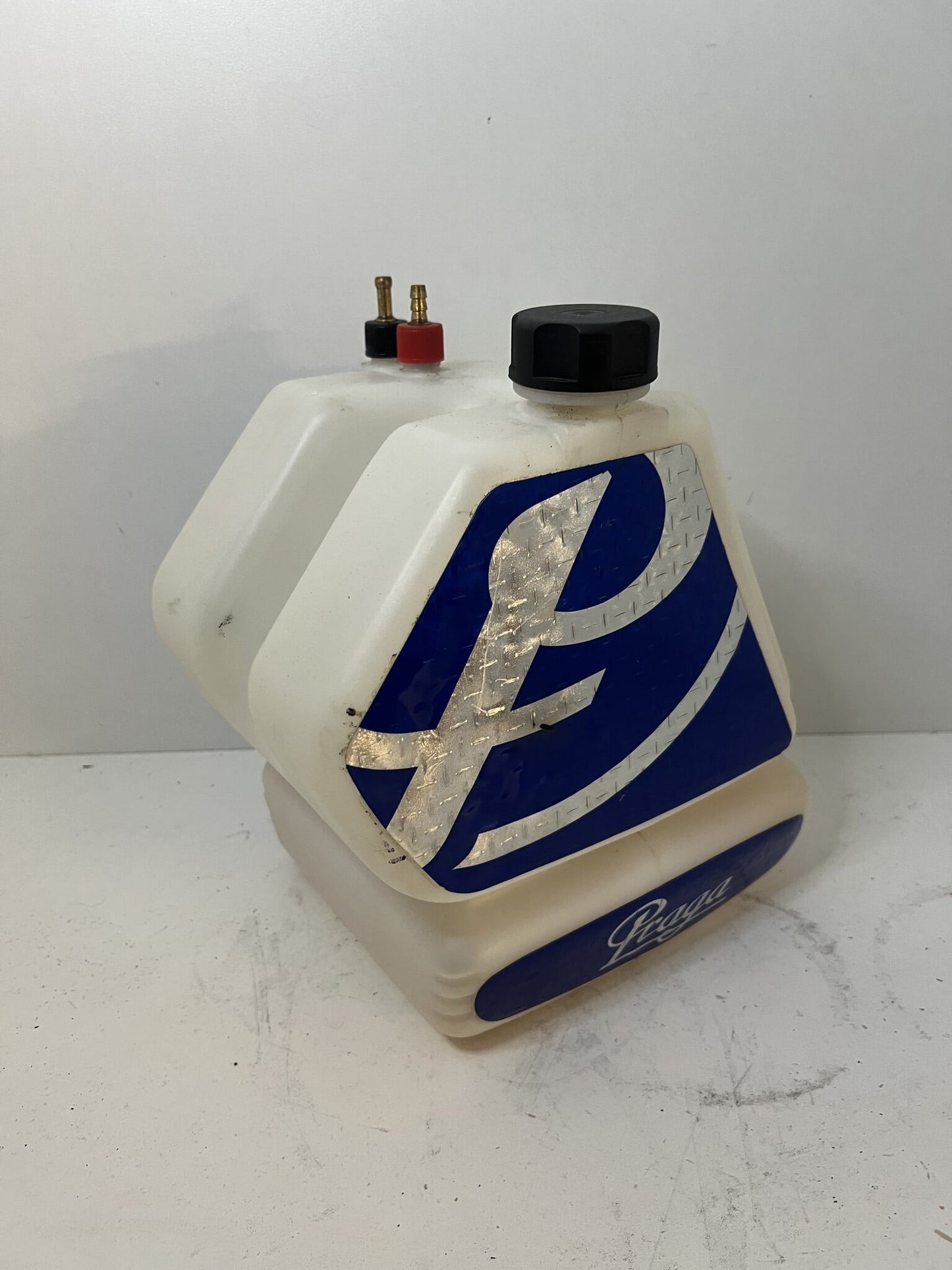 Gebruikte KG tank 8,5 liter met Praga stickers