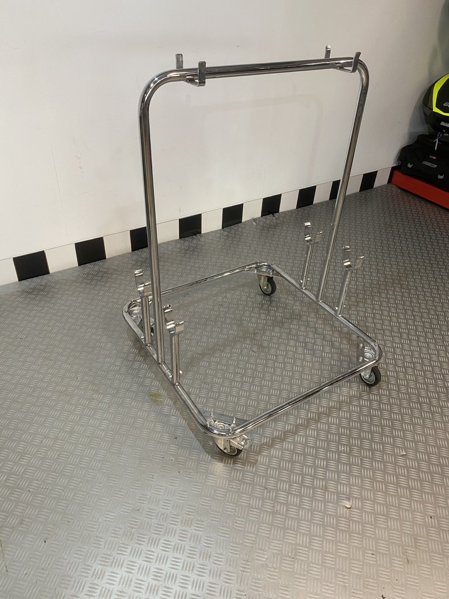 Lenzo Kart Kartbok debout devant deux karts
