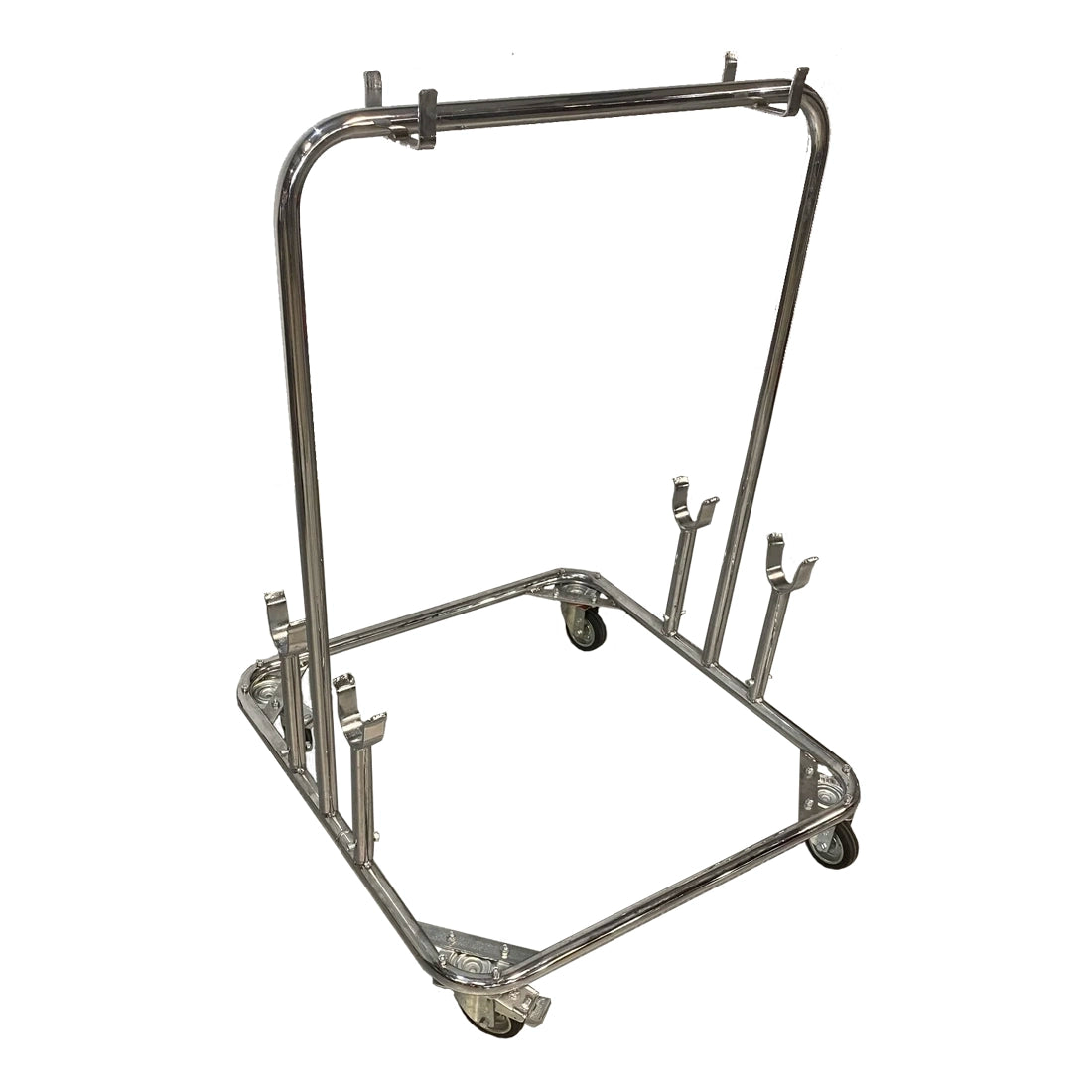 Lenzo Kart Kartbok debout devant deux karts