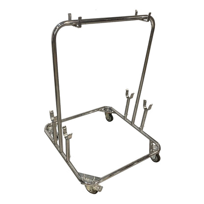 Lenzo Kart Kartbok debout devant deux karts